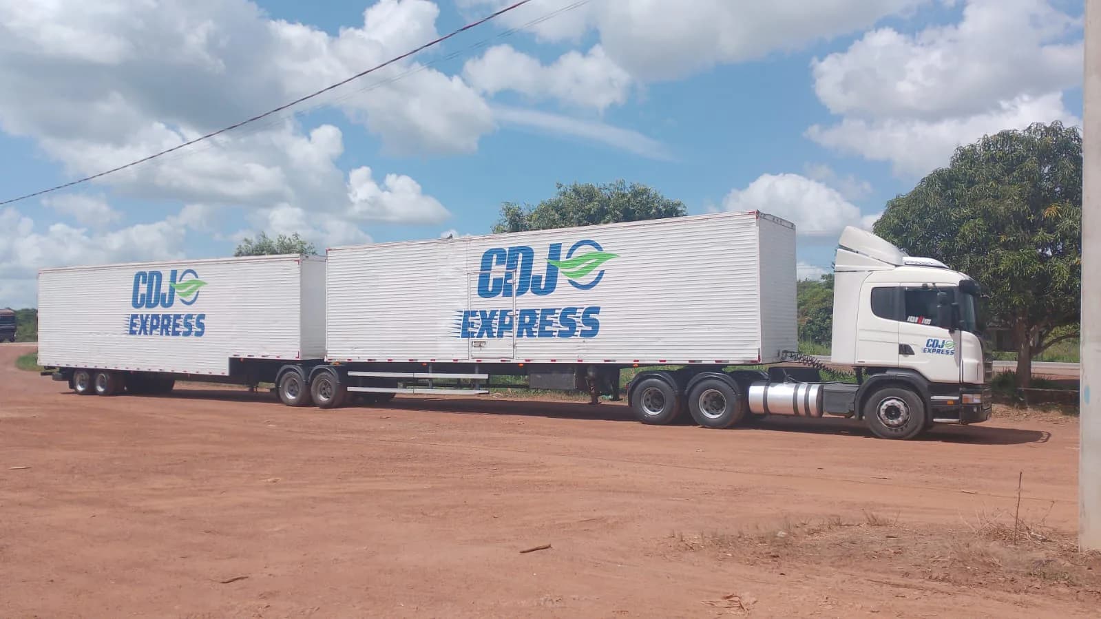 Conjunto de transporte branco da CDJ Express visto de perfil