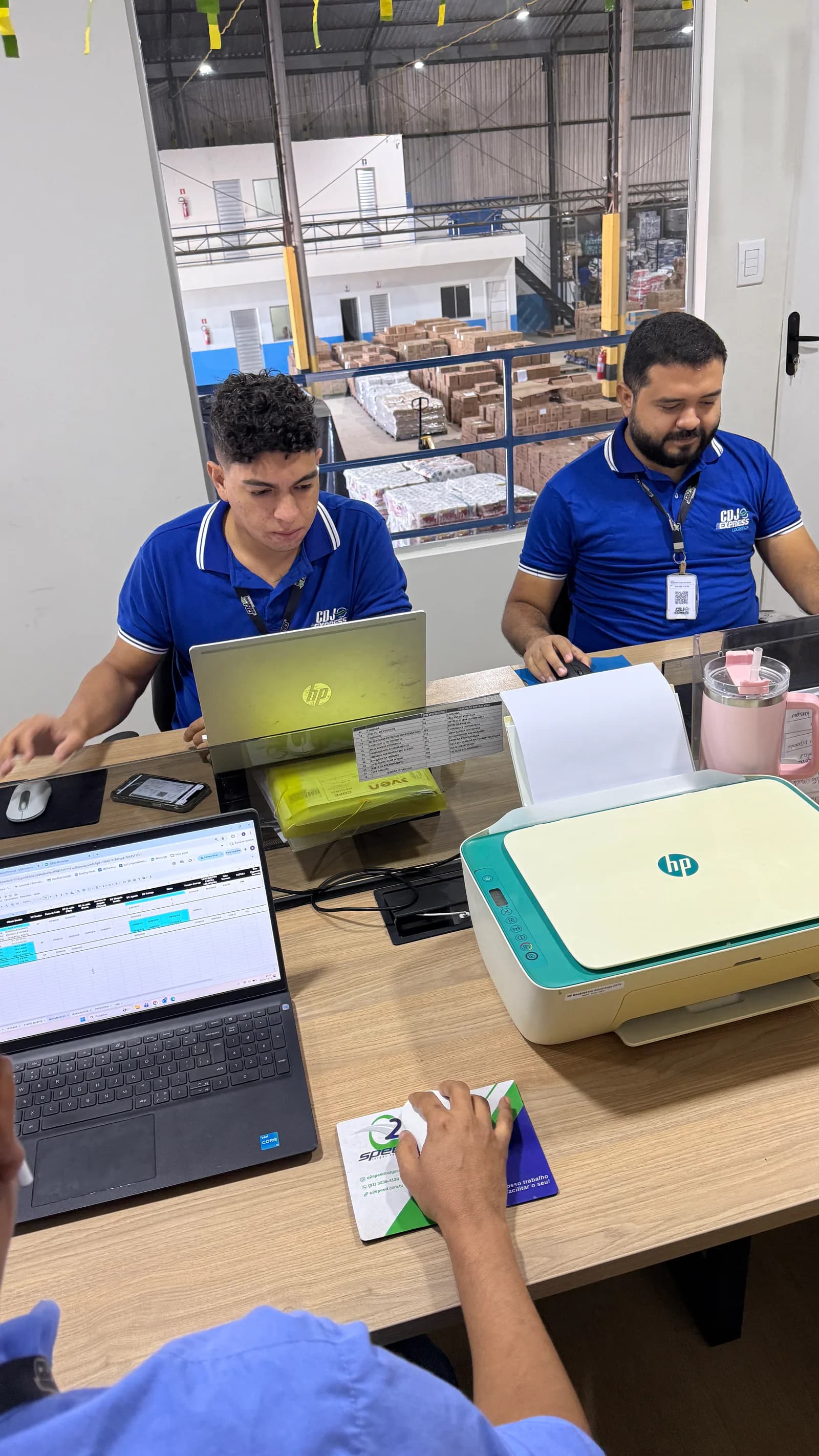 Equipe da CDJ Express acompanhando a operação em computadores